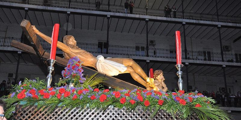 El barrio de Delicias acoge en el Lunes Santo la procesión del Santísimo Cristo del Camino