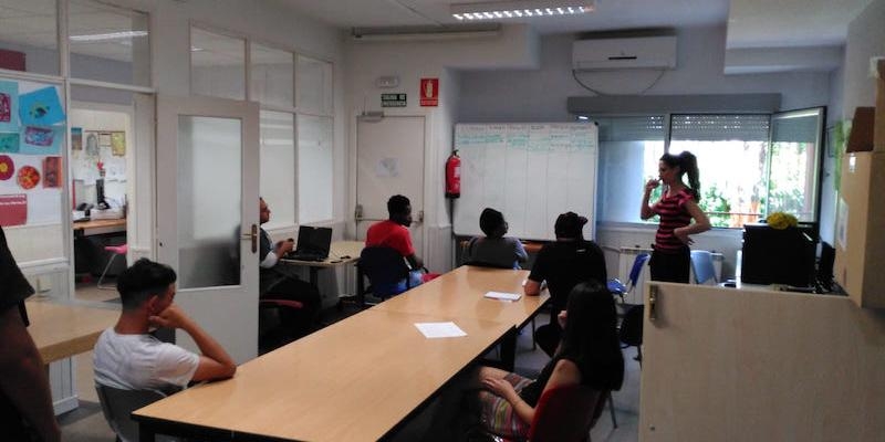 El centro de atención a personas sin hogar de Cáritas Madrid pone en marcha un taller de castellano
