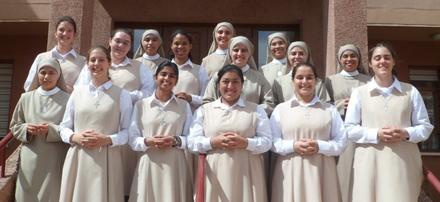 El cardenal preside la ceremonia de la profesi&oacute;n perpetua de cinco hijas de Santa Mar&iacute;a del Coraz&oacute;n de Jes&uacute;s