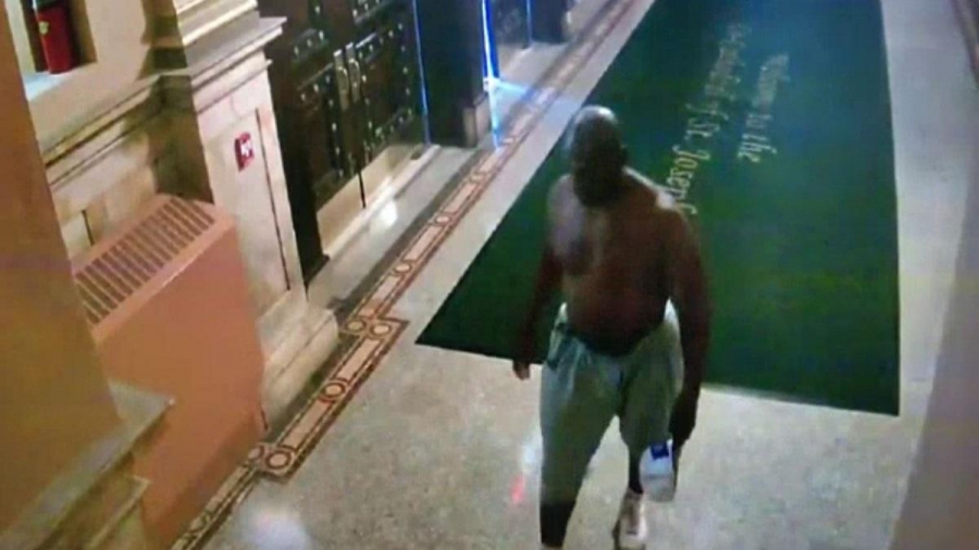 Hombre amenaza con asesinar a una monja en una iglesia