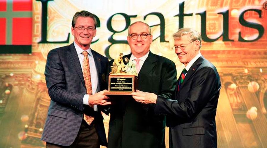 Premian a director ejecutivo de EWTN por evangelización en medios de comunicación