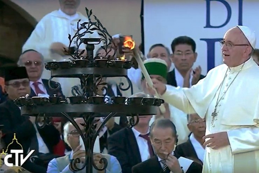 Ceremonia final en As&iacute;s: 'No hemos rezado unos contra los otros, sino unos por los otros'