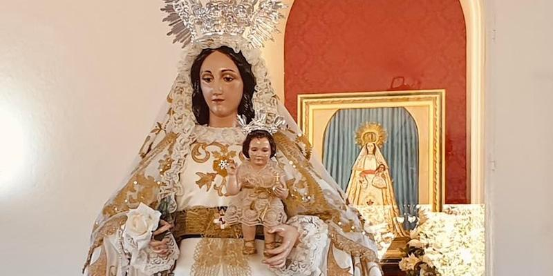 La Hermandad Nuestra Señora de la Antigua de Robledo de Chavela inaugura sus fiestas patronales con una vigilia