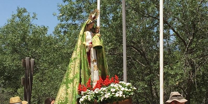 La patrona de Garganta de los Montes regresa en procesión a la parroquia para las fiestas patronales en su honor