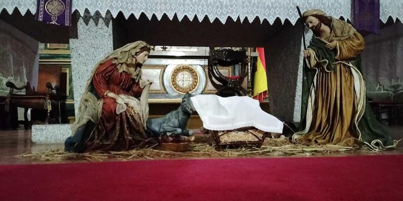 Nuestra Señora de la Estrella de Navalagamella bendice las imágenes del Niño Jesús en la Misa del Gallo