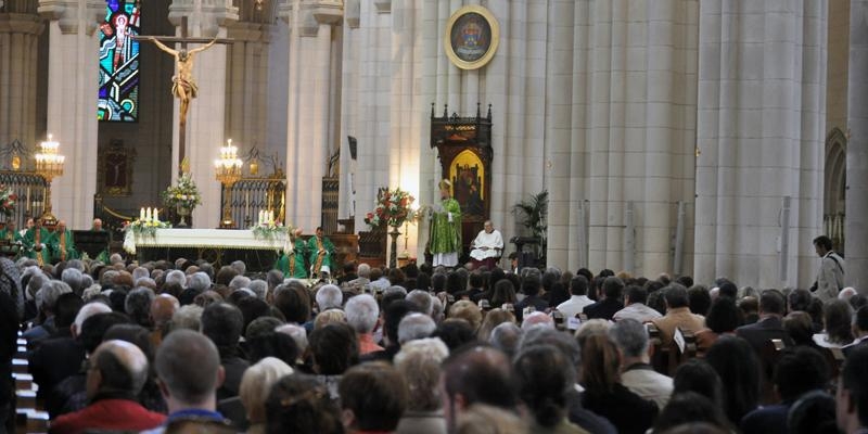 Monseñor Martínez Camino, a los matrimonios de oro y plata: «La fidelidad ha vencido en vosotros al mal»