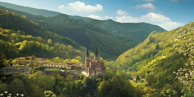 Monseñor Martínez Camino dirige un curso de verano en La Granda centrado en Covadonga