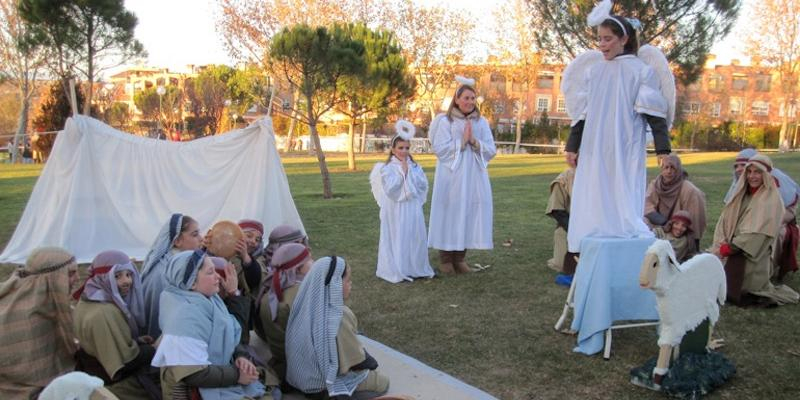 Santa Teresa Benedicta de la Cruz recupera su belén viviente para mostrar al barrio el misterio de la Navidad