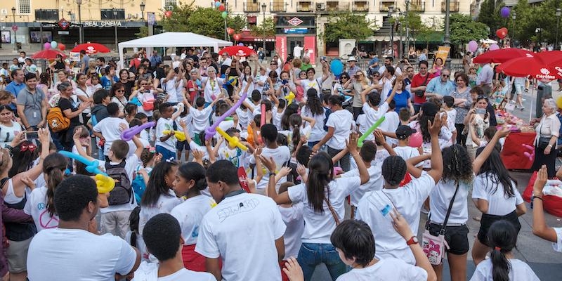 C&aacute;ritas Vicar&iacute;a III y VII celebran un c&iacute;rculo de silencio con motivo de la campa&ntilde;a contra el paro 2019