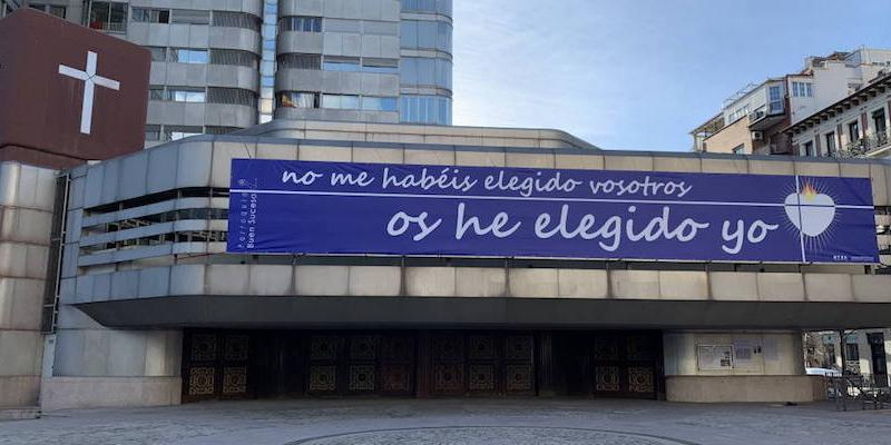 Juan Carlos Merino administra los sacramentos de la iniciaci&oacute;n cristiana en Nuestra Se&ntilde;ora del Buen Suceso
