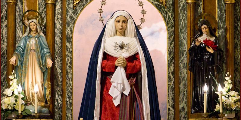 La Cofrad&iacute;a de la Soledad celebra una Eucarist&iacute;a en San Andr&eacute;s Ap&oacute;stol de Villaverde Alto en el Viernes de Dolores