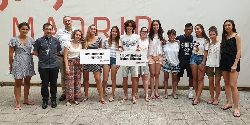 Monse&ntilde;or Cobo visita a los j&oacute;venes del campo de trabajo de C&aacute;ritas Diocesana de Madrid