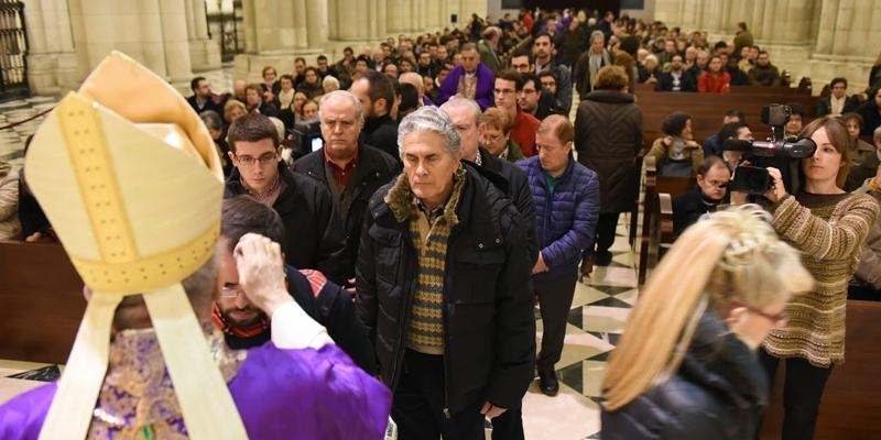 El cardenal Osoro celebra una Eucaristía en la catedral de la Almudena en el Miércoles de Ceniza