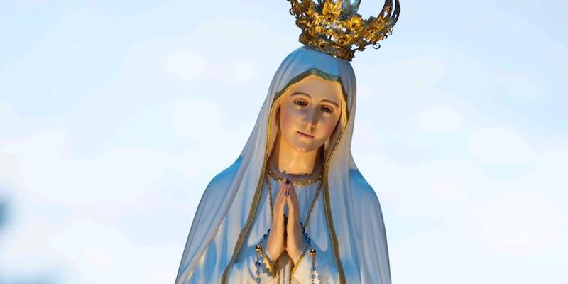 Santa Teresa Benedicta de la Cruz despide mayo con el rezo del rosario por el barrio de Arroyo Fresno