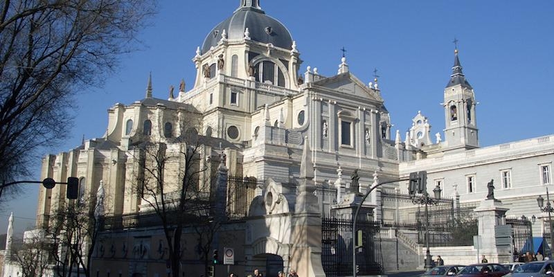 El cardenal Osoro celebra en la catedral una Misa funeral por los obispos difuntos