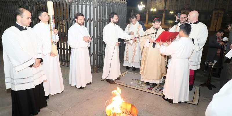 El cardenal Cobo, en la Vigilia Pascual: «Hoy empieza algo nuevo y el Resucitado cuenta con nosotros»