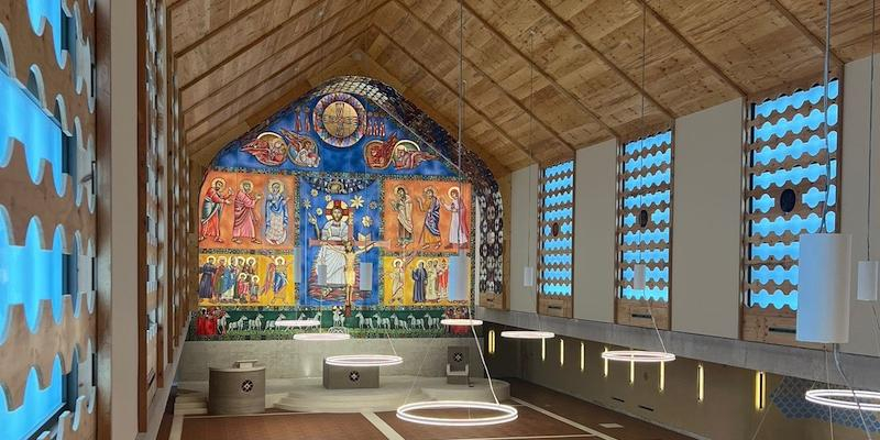 El cardenal Cobo dedica al culto divino la iglesia y el altar del nuevo complejo parroquial de Santa Genoveva