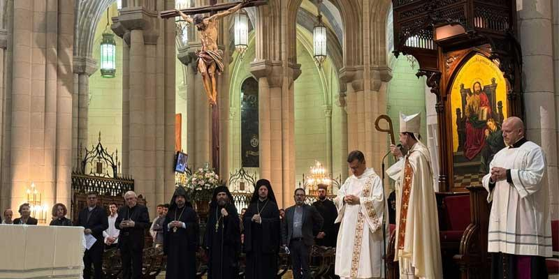El cardenal Cobo, junto a la Iglesia en Madrid, clama por la paz en una vigilia de oración: «No podemos vivir anestesiados ante las guerras, pidamos la luz del Resucitado que nos ayude a ser testigos de su paz»