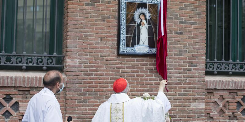 El cardenal Osoro bendice el nuevo mosaico de la Virgen de la Paloma en la calle