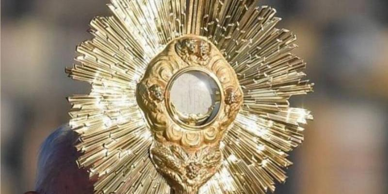 El Sant&iacute;simo recorre las calles de Cercedilla en la solemnidad del Corpus Christi