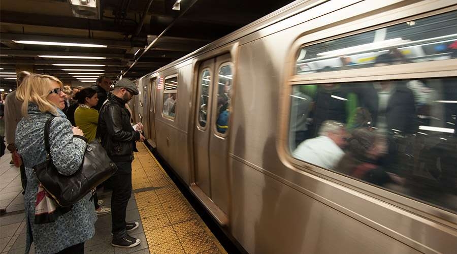 Metro de Nueva York prohíbe a empleados saludar con «damas y caballeros»