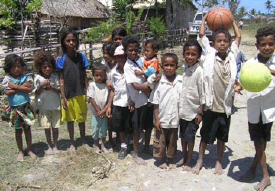 De recorrer el mundo con el bastón de Santa Teresa a misionero en Timor