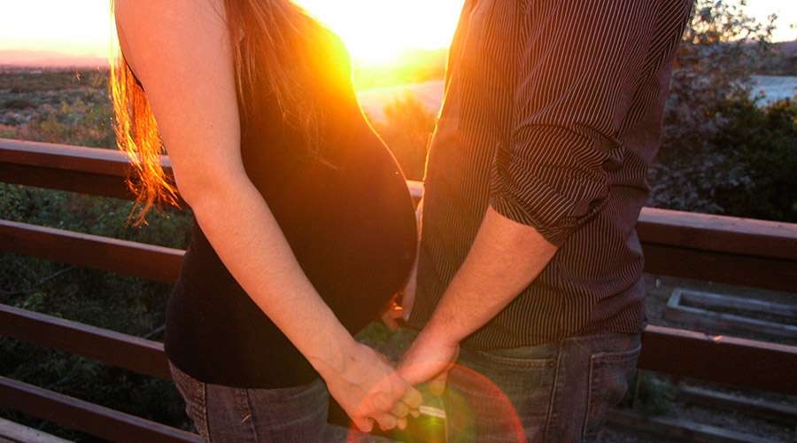 Gobierno de Reino Unido obliga a escuelas católicas a eliminar palabras «madre» y «padre»