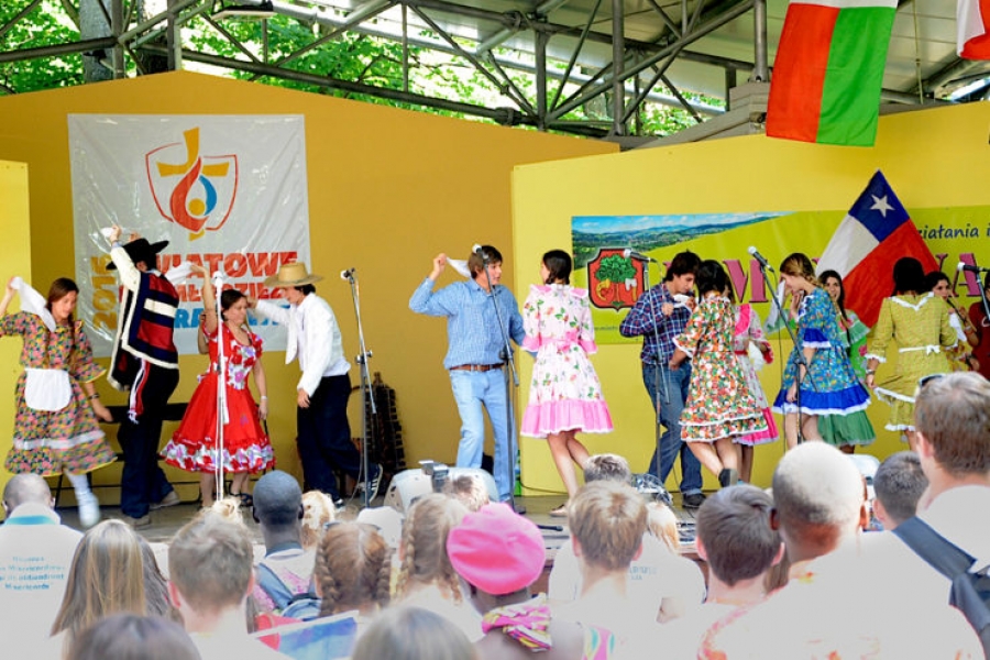 JMJ en Polonia: j&oacute;venes chilenos abren un evento con el baile de la cueca