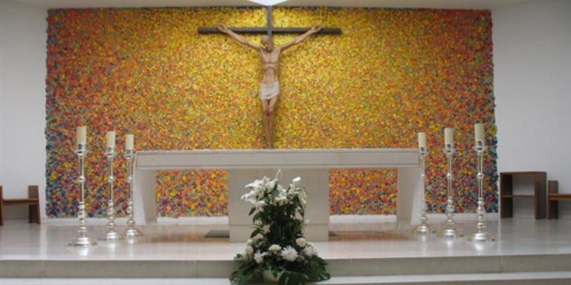 Monse&ntilde;or Mart&iacute;nez Camino administra el sacramento de la Confirmaci&oacute;n en Santa Mar&iacute;a de Majadahonda