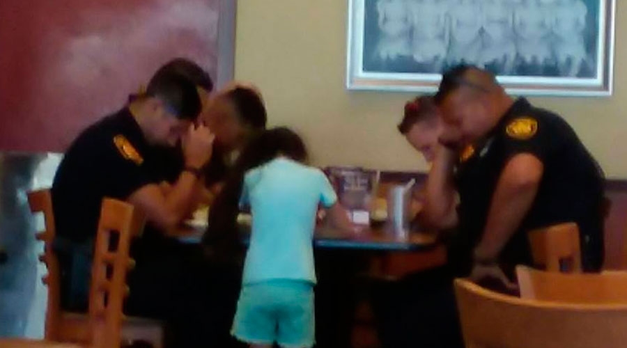 Ni&ntilde;a de 8 a&ntilde;os sorprende a polic&iacute;as con una tierna propuesta de oraci&oacute;n