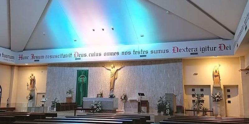 José Luis Díaz Lorenzo administra el sacramento de la Confirmación a un grupo de adolescentes en San Romualdo