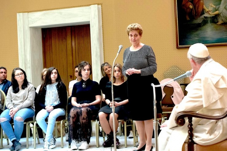 El Santo Padre: acariciar a los enfermos es una medicina importante para un Hospital