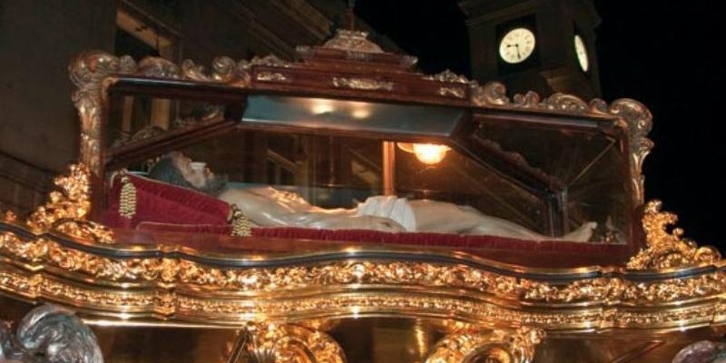 El Santo Entierro realiza su estaci&oacute;n de penitencia por el centro de Madrid el Viernes Santo