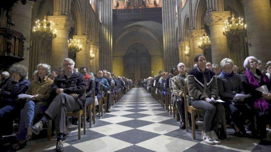 Parisinos se vuelcan a las iglesias cat&oacute;licas tras atentados