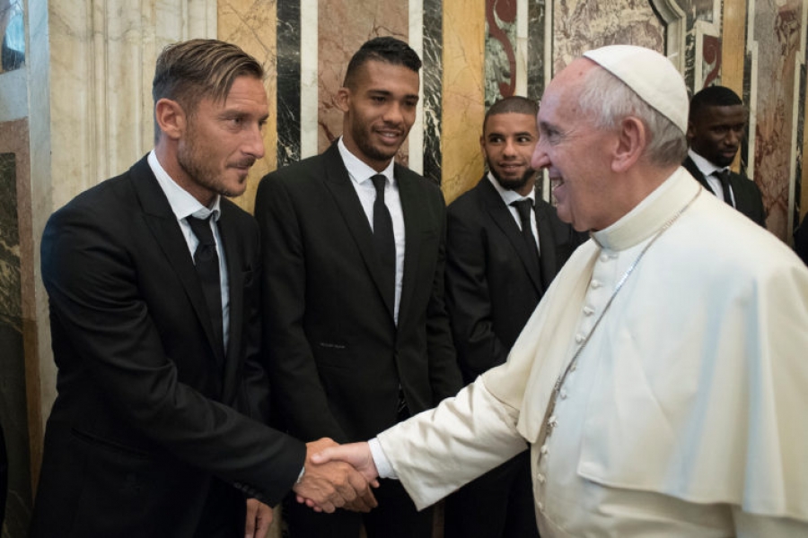 El Papa agradece a los futbolista de la Roma y el San Lorenzo su solidaridad
