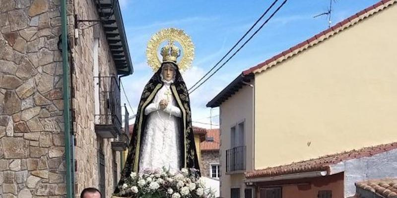 Lozoyuela inaugura los cultos en honor a la Virgen de la Soledad con el traslado de la patrona desde su ermita
