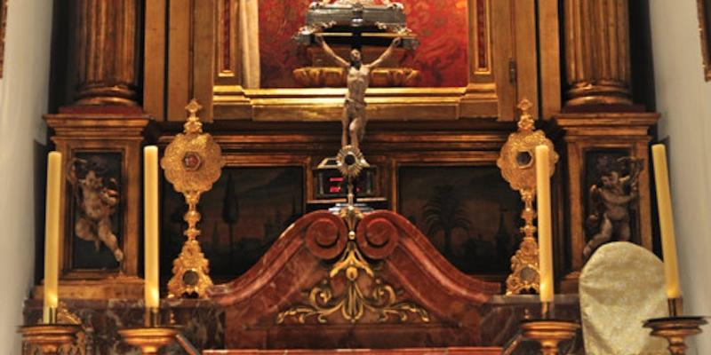 Una reliquia de la cruz preside en la basílica de San Miguel el rezo del vía crucis todos los viernes cuaresmales