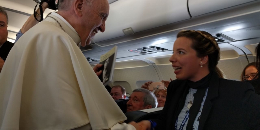 &Aacute;ngeles Conde recibe el IX Premio Juan Pablo II de Comunicaci&oacute;n de la Fundaci&oacute;n Cr&oacute;nica Blanca de manos del cardenal Osoro