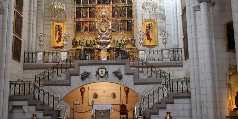 La Corte de Honor infantil celebra su Misa anual ante el altar de la Virgen de la Almudena
