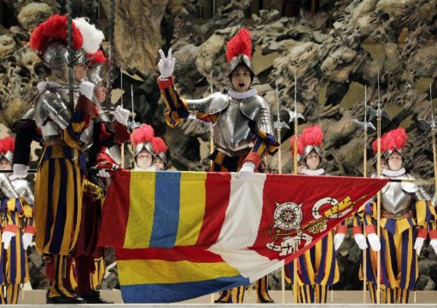 Los nuevos Guardias Suizos exclamaron: 'Juro servir al Pont&iacute;fice reinante'