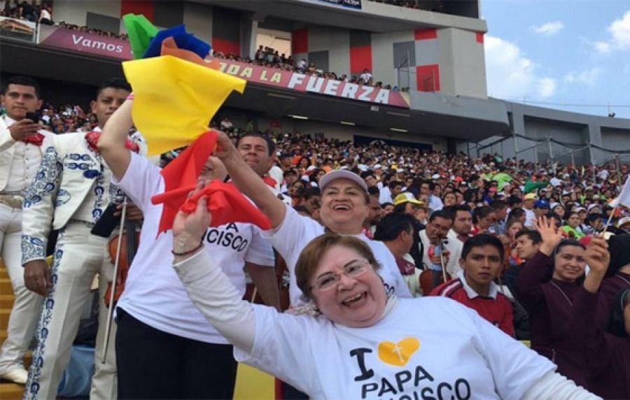 Vaticano se pronuncia tras rega&ntilde;ina del Papa Francisco a joven en Morelia
