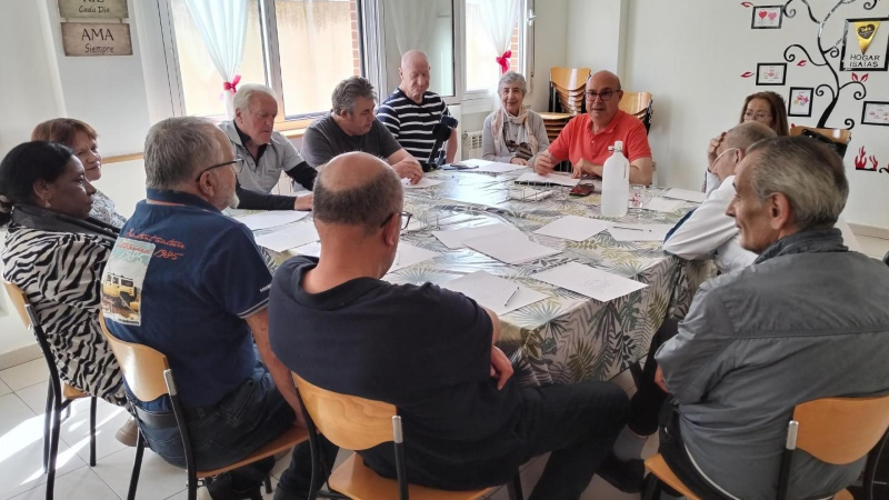 Así es el taller de Fotografía que ha comenzado en el Hogar Isaías de Cáritas Madrid y que «estimula la creatividad de los residentes»