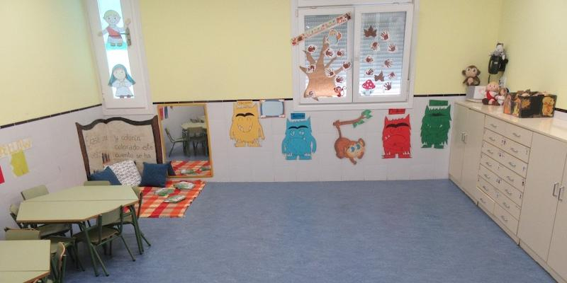 Detalle de un aula de 2 a 3 años, con un rincón de lectura