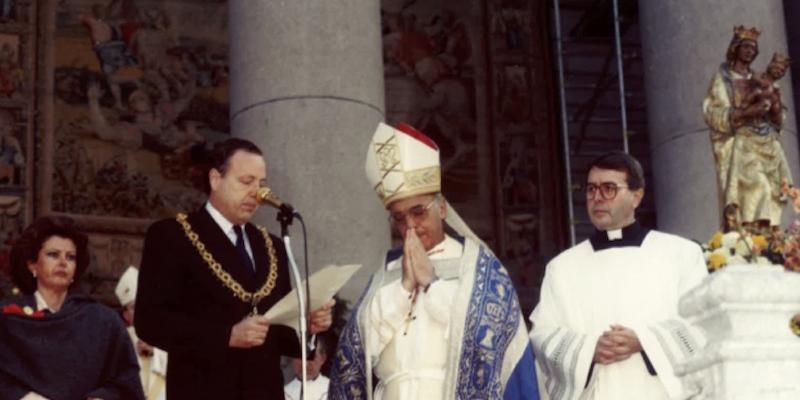 4 de noviembre de 1992: bendición de la cruz final
