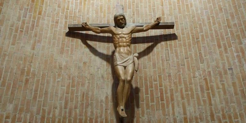 Monse&ntilde;or Mart&iacute;nez Camino administra el sacramento de la Confirmaci&oacute;n en Virgen de la Nueva