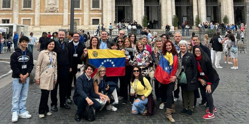 «Días de unidad, de fervor y de esperanza»: más de 50 venezolanos de Madrid asistieron a la canonización de José Gregorio Hernández