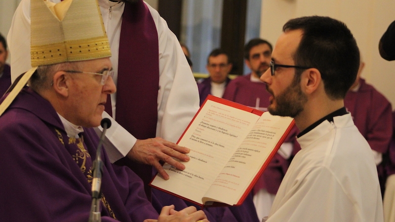 El cardenal Osoro ordena diáconos en San Francisco Javier y San Luis Gonzaga a diez religiosos jesuitas