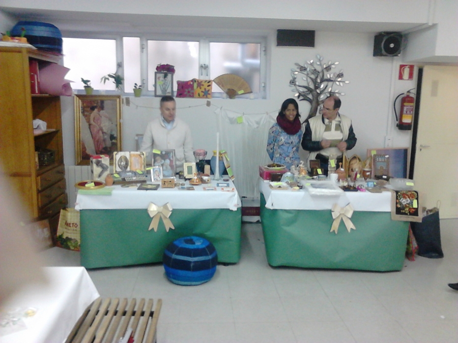 Mercadillo solidario de Navidad en la parroquia Santa Mar&iacute;a de la Fe