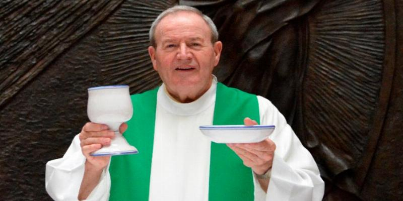 El obispo auxiliar de Madrid, José Antonio Álvarez, preside la misa funeral por el viceconsiliario de Hermandades del Trabajo de Madrid, Tomás Priego