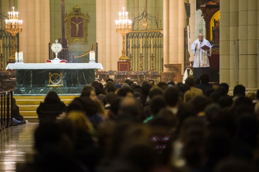 La catedral acoge una nueva vigilia de oración de jóvenes con el arzobispo